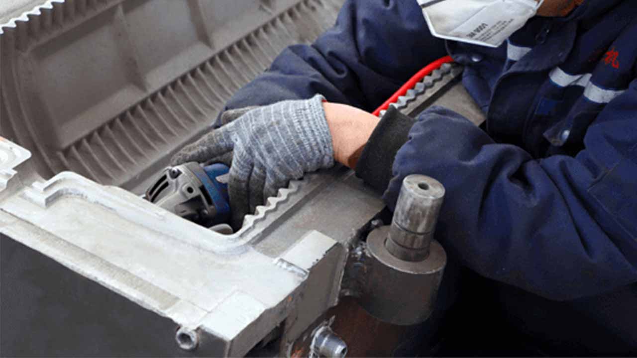 Mantenimiento regular de la máquina de moldeo por soplado